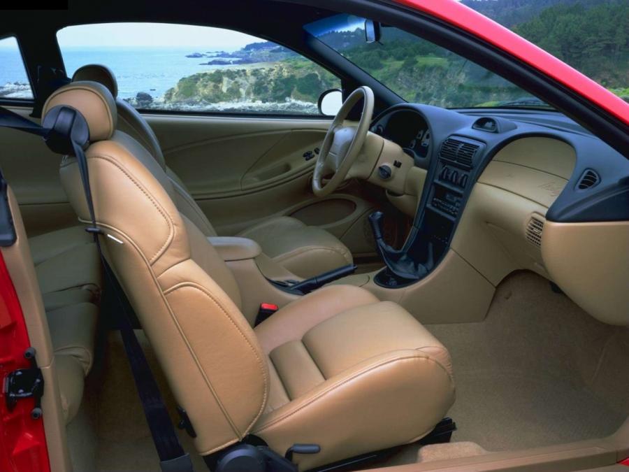 Интерьер Ford Mustang SVT Cobra Coupe 1996 года  (фото 5 из 5)